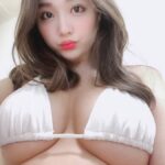 ハミ出てきた下乳のエロ画像